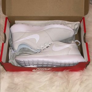 NWT Women’s Nike Roshe One in Pure White Size 6